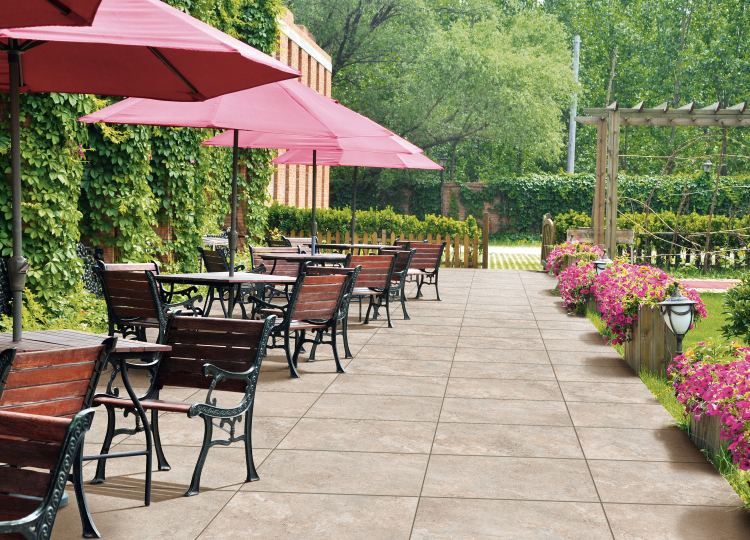 Restaurant Terrasse Weg mit Sonnenschirmen und Blumen